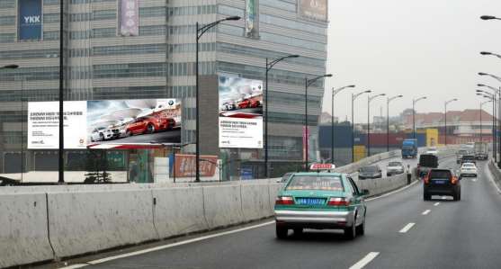 廣州機(jī)場(chǎng)高速三元里收費(fèi)站旁龍頭市場(chǎng)大樓墻面廣告媒體