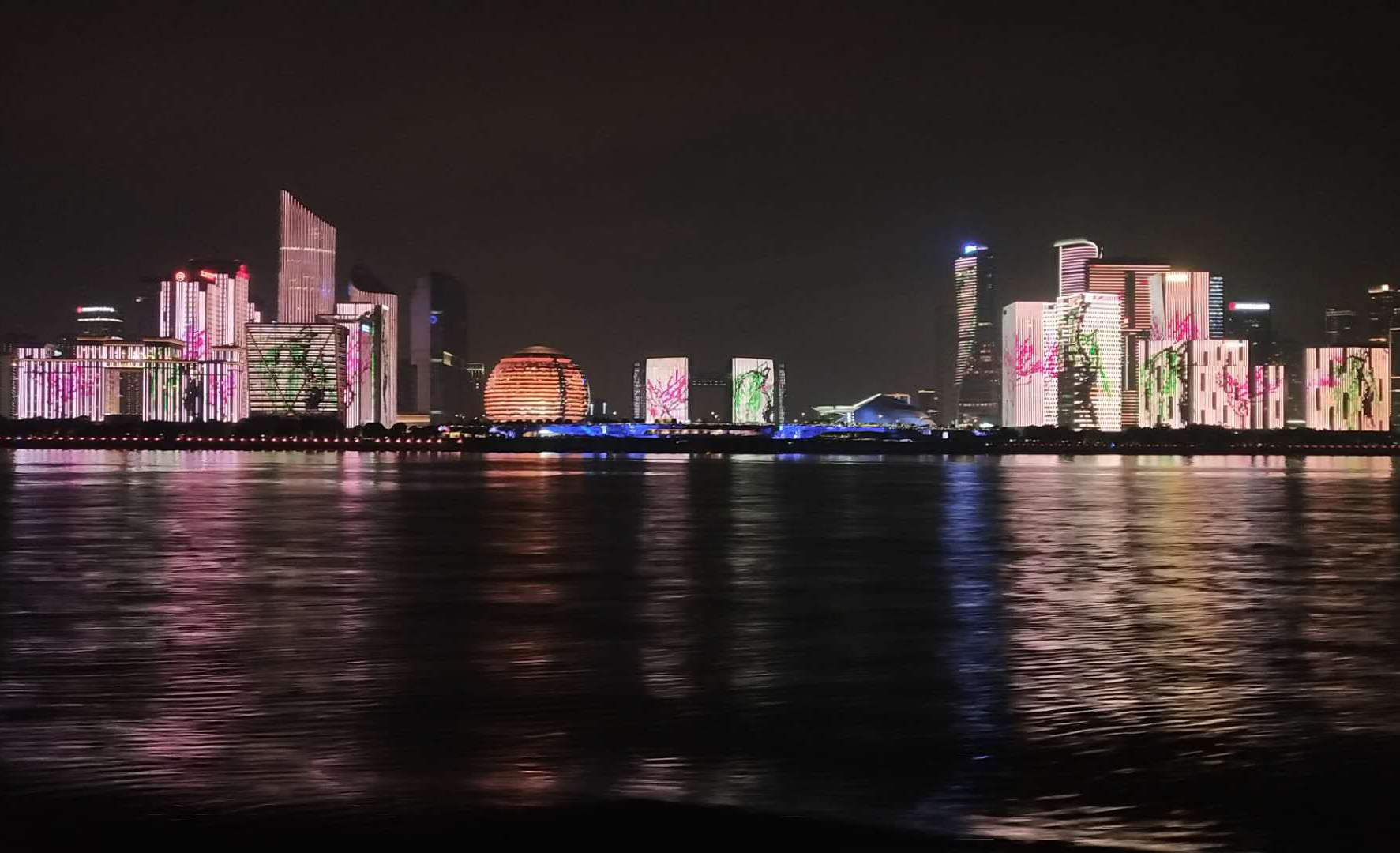 杭州錢江新城環球天幕燈光秀廣告