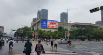 昆明云紡家樂福側墻LED屏廣告報價