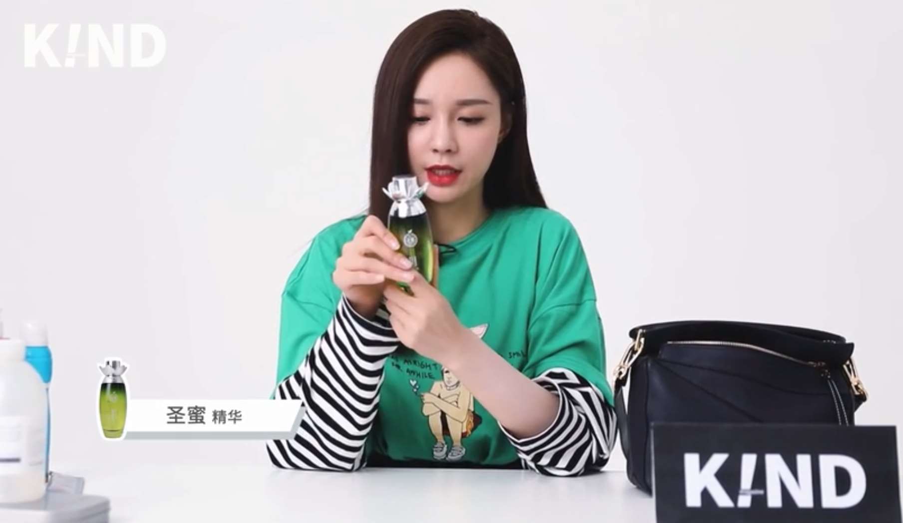 沈夢辰翻包啦~戀愛中的女人平時怎么保養自己的呢~